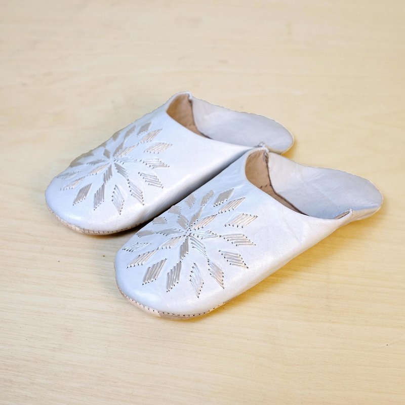 Round small flower white-Babouche Moroccan Berber handmade shoes-real sheep leather - รองเท้าแตะในบ้าน - หนังแท้ ขาว