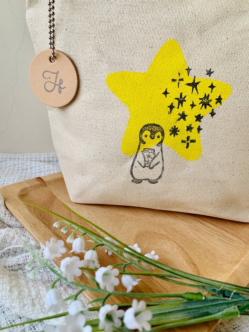 Star-catching penguin cosmetic bag + hand-engraved + original design + made in Taiwan - Toiletry Bags & Pouches - Cotton & Hemp Yellow