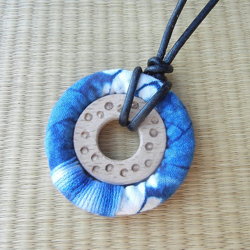 染めブルー染め手作りネックレス - ネックレス - 木製 