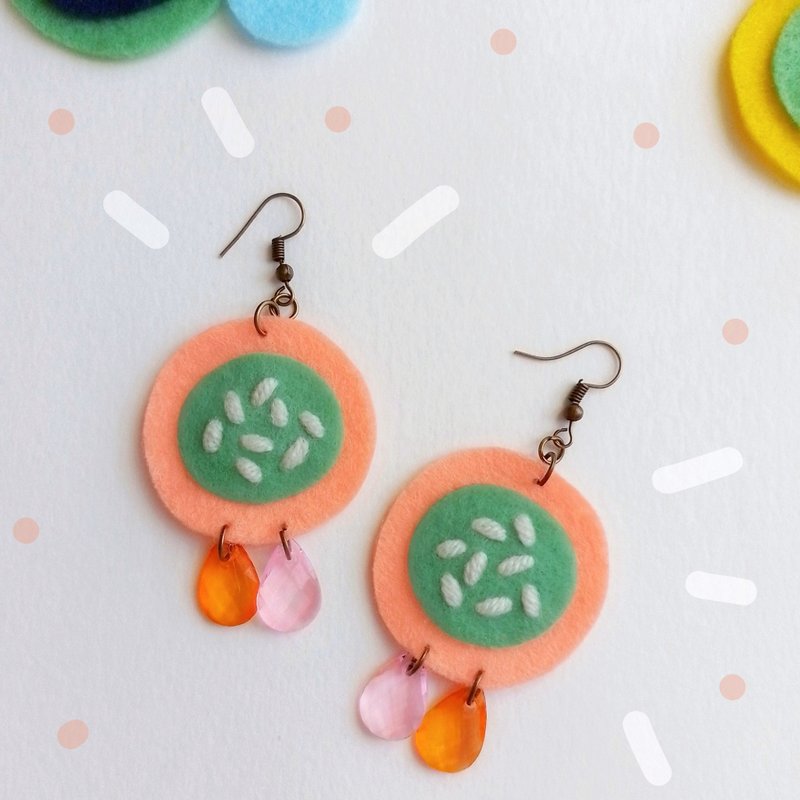 Cute free-form dangle earring design with hand-stitching on hard felt with beads - 耳環/耳夾/耳骨夾 - 繡線 