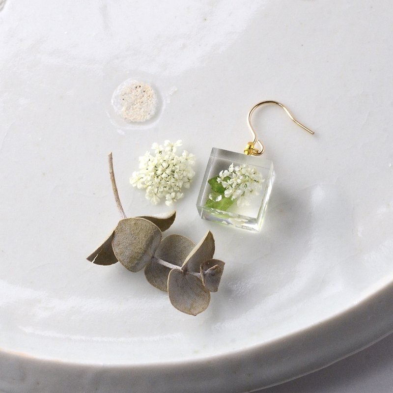 Hydrangea-like lace flower and zirconia ear piercing 14kgf/CZ/resin - Earrings & Clip-ons - Resin White