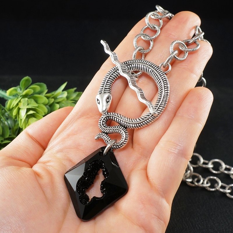 Silver Snake Toggle Necklace Black Swarovski Crystal Geode Pendant Necklace Gift - 項鍊 - 水晶 黑色