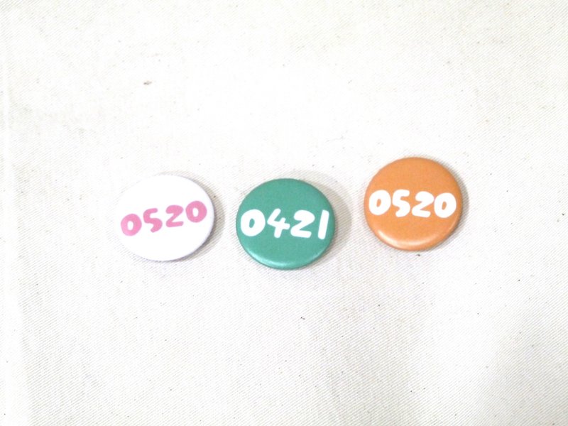 | Badge magnets | Customized special days (32 colors can be selected) - เข็มกลัด/พิน - วัสดุกันนำ้ หลากหลายสี