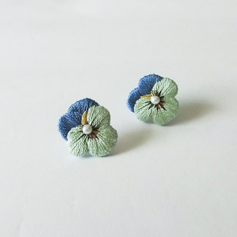 | 茷 | Embroidered Pansy Earrings - ต่างหู - งานปัก สีเขียว