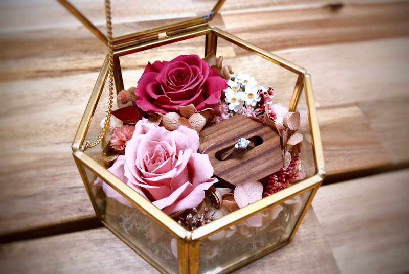 Miss. Flower Mystery [Eternal Love] Hexagonal Flower Box Ring Box Wedding Eternal Flower Perfume - ช่อดอกไม้แห้ง - พืช/ดอกไม้ สีแดง