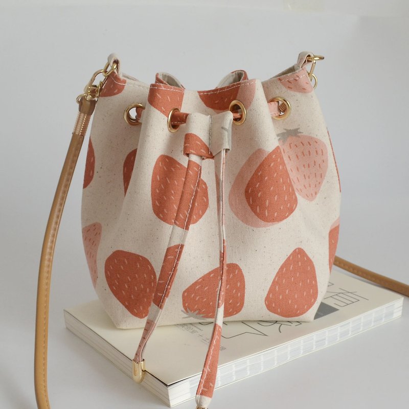 Strawberry Mini Bucket Bag Crossbody Bag - กระเป๋าแมสเซนเจอร์ - ผ้าฝ้าย/ผ้าลินิน 