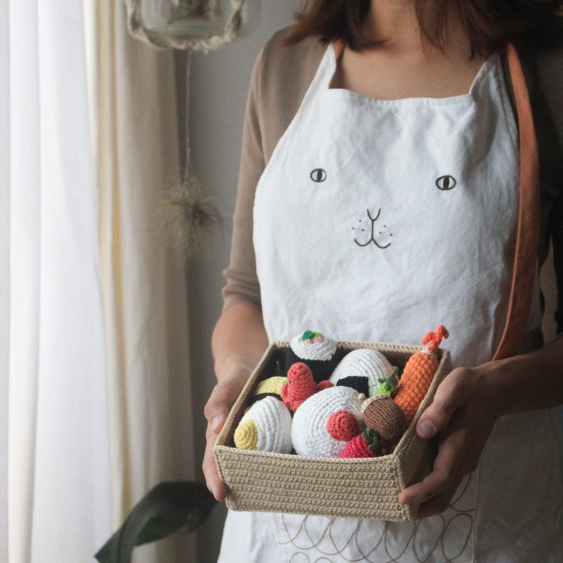 Hand-knitted cotton sushi bento and adult cat cotton and linen apron combination - ของเล่นเด็ก - ผ้าฝ้าย/ผ้าลินิน 