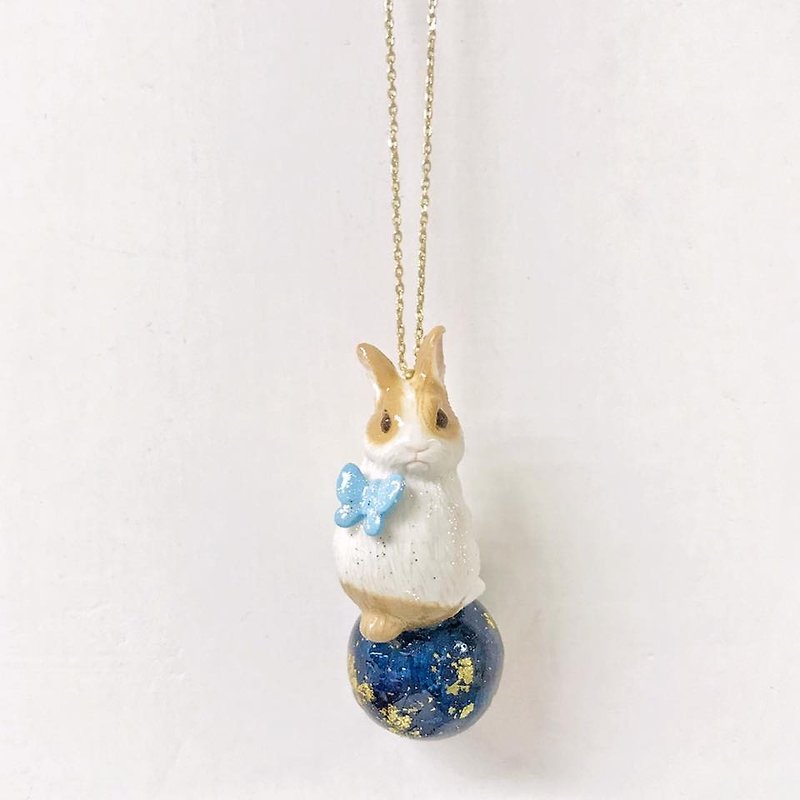 [Atelier A.]Summer Campaign Rabbit sitting on Planet Necklace - สร้อยติดคอ - พลาสติก 