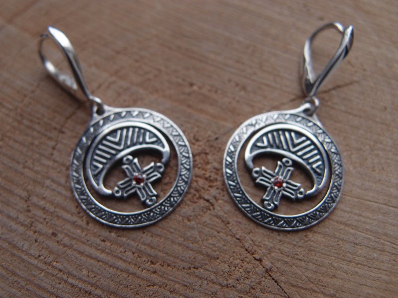 Lunula lunnitsa Sterling Silver Charm Earrings with gems, handcrafted in Ukraine - 耳環/耳夾 - 純銀 銀色