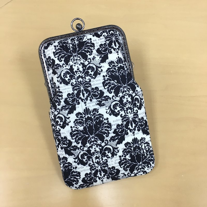Black Foral Moblie Phone Case | Girlskioku~* - กระเป๋าแมสเซนเจอร์ - ผ้าฝ้าย/ผ้าลินิน สีดำ