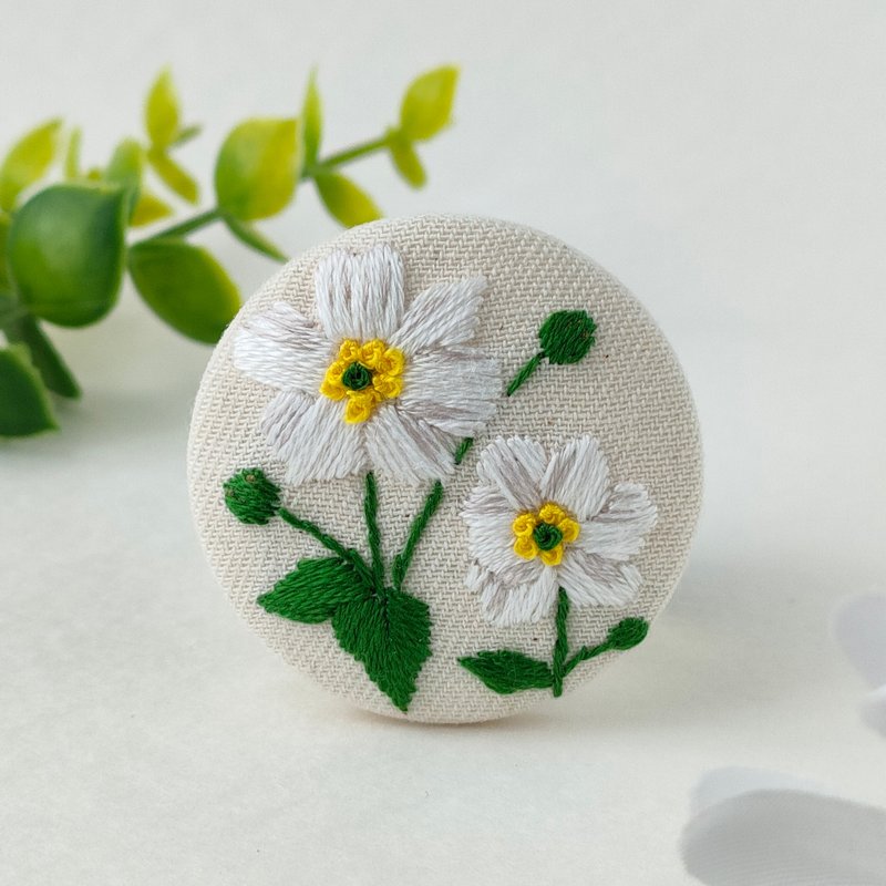 秋明菊の刺繍ブローチ - 胸針 - 棉．麻 白色