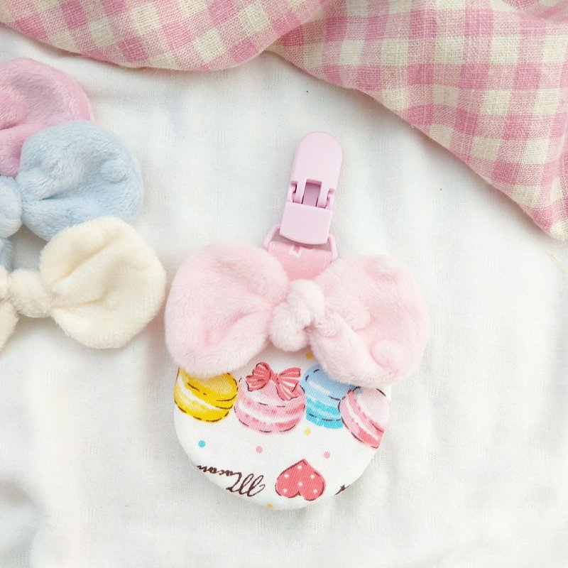 Bow macarons. Fluffy bow round peace charm bag (name can be embroidered) - ซองรับขวัญ - ผ้าฝ้าย/ผ้าลินิน สึชมพู