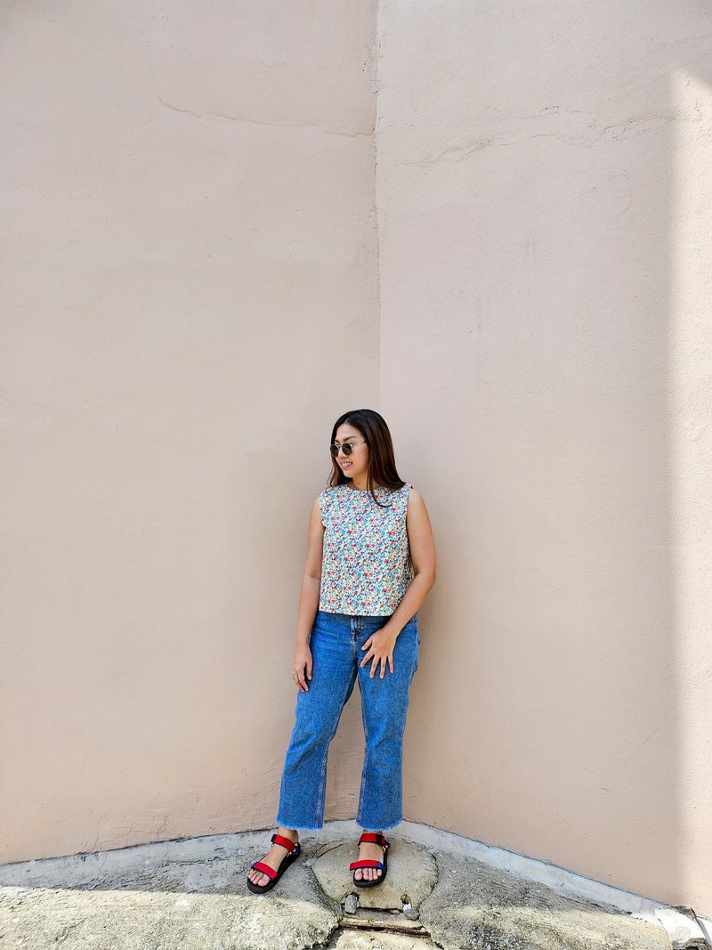 Sleeveless, flower lover pattern, printed fabric. - Women's Tops - Cotton & Hemp Multicolor