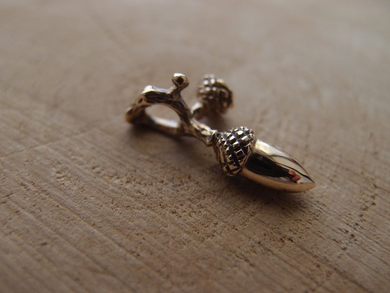 Acorn Bronze brass pendant necklace - สร้อยคอ - ทองแดงทองเหลือง สีทอง