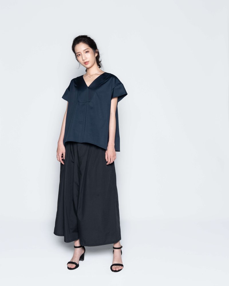V領傘型交叉寬袖上衣-微光澤深藏藍 - 女上衣/長袖上衣 - 棉．麻 藍色