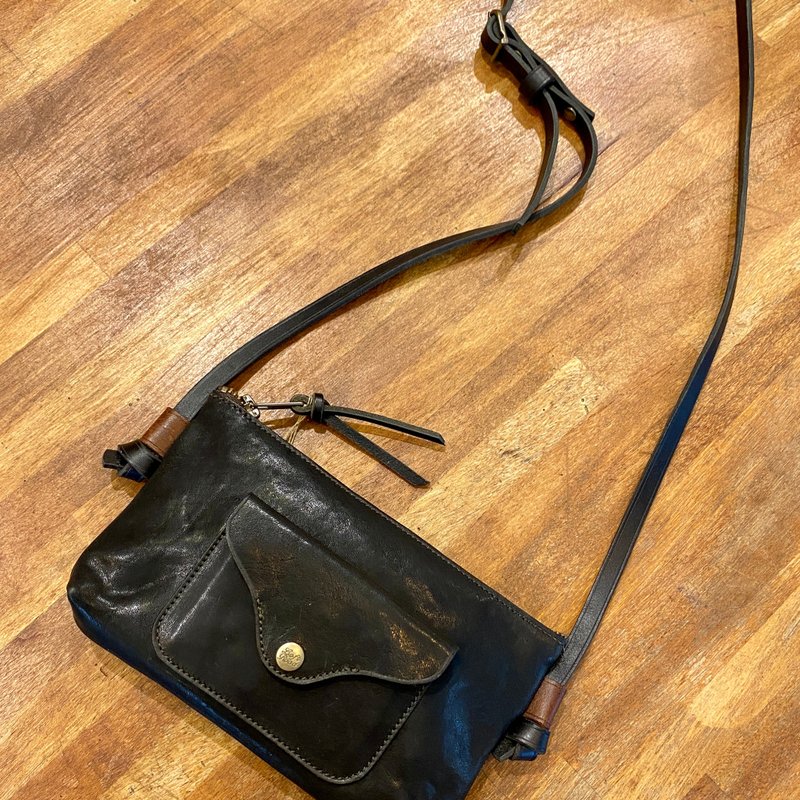 Leather cluch - black (pouch S) - 側背包/斜背包 - 銅/黃銅 黑色