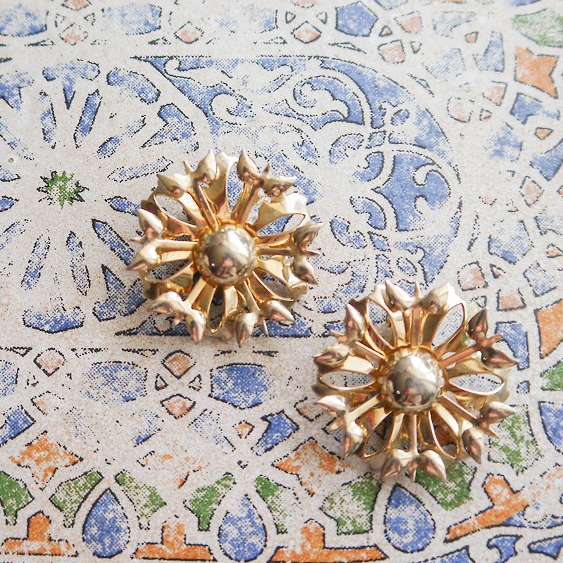 CORO clip-on flower gold tone / Vintage American costume jewelry - Earrings & Clip-ons - Other Metals Gold