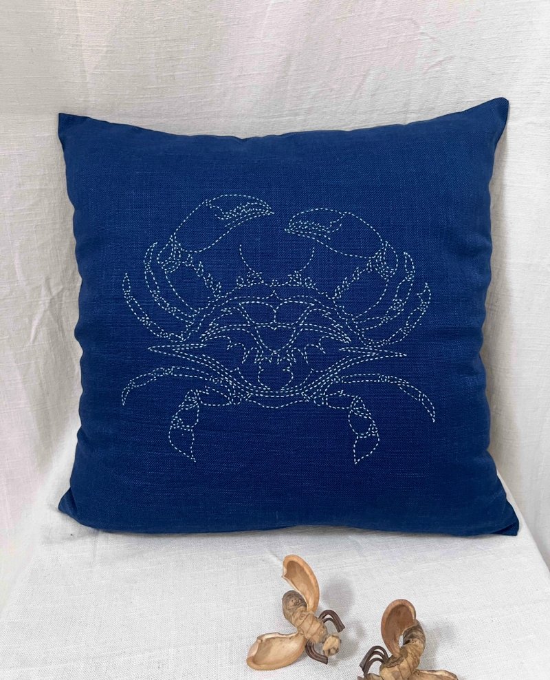 Hand-Embroidered Crab Pillow Cover: Blue Linen-Look Coastal Cushion - 枕頭/抱枕 - 棉．麻 藍色