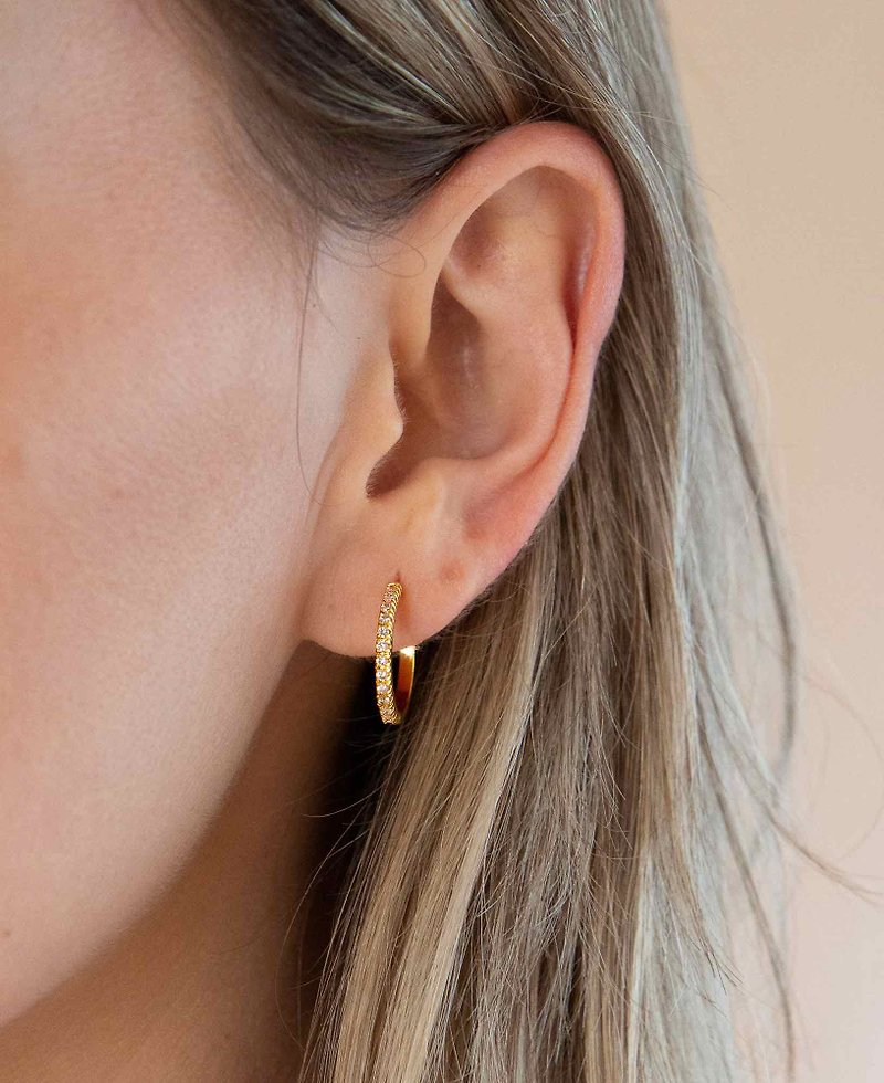 Amélie Classic CZ 14k Gold Hoop Earrings | Sachelle Collective - ต่างหู - เครื่องประดับ สีทอง