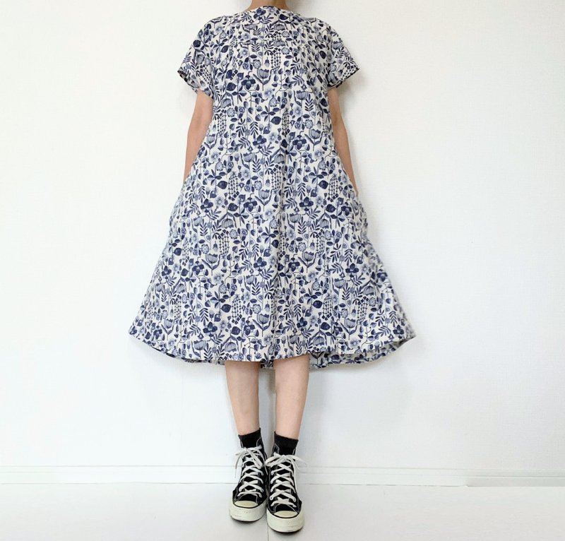 Flowers　pattern one-piece dress　cotton short sleeve　plant　white blue - One Piece Dresses - Cotton & Hemp White