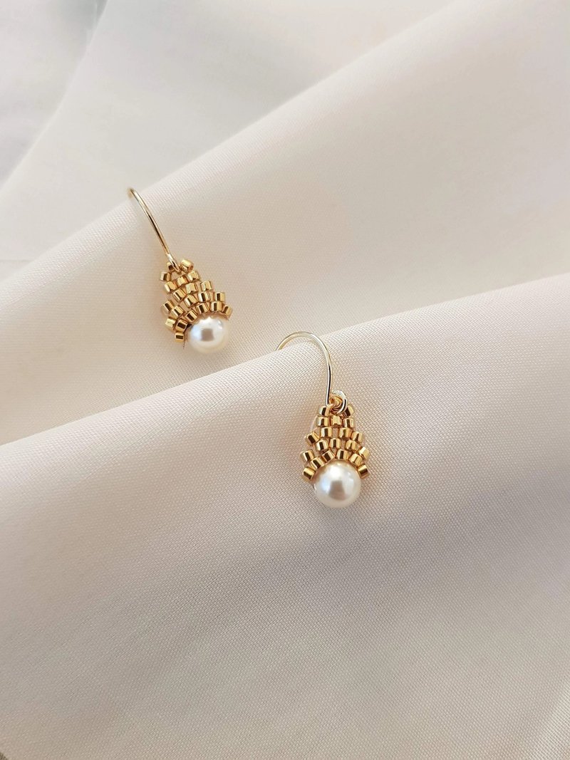 Paonne | Dainty Pearl drop earrings with gold beadwork by JeannieRichard - ต่างหู - วัสดุอื่นๆ ขาว