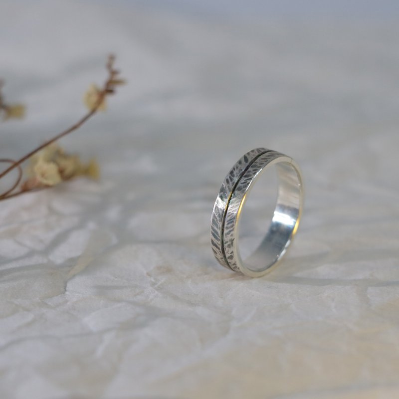 Textured Feather Sterling Silver Ring - แหวนทั่วไป - เงินแท้ สีเงิน