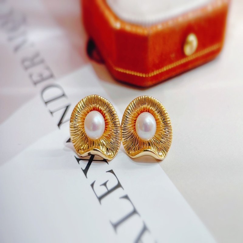 【WhiteKuo】18K gold European and American style lotus leaf pearl earrings - ต่างหู - ไข่มุก ขาว