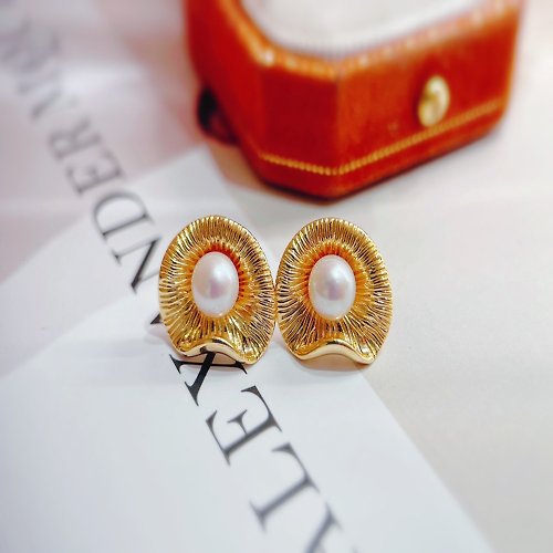 WhiteKuo高級珠寶訂製所 【WhiteKuo】18K金歐美風設計款荷葉珍珠耳環