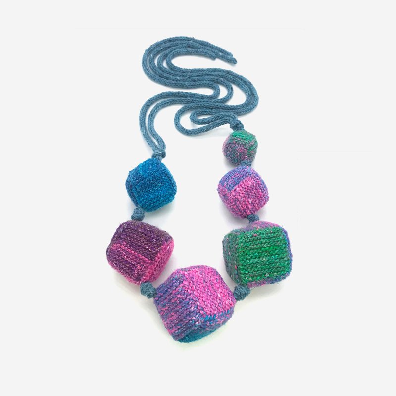 多色針織項鍊 Multicolor knitted necklace Wool jewelry Contemporary textile pendants - Necklaces - Wool Multicolor