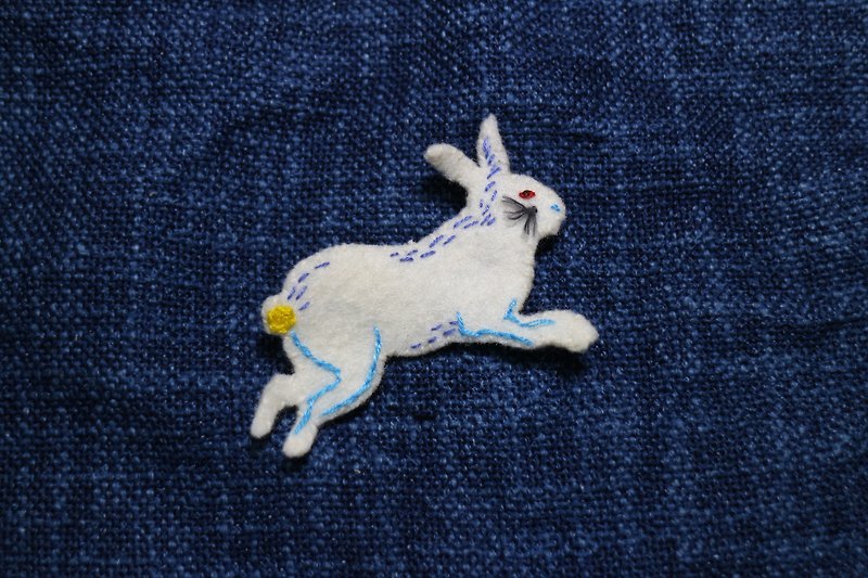 童趣動物園系列 兔子手工刺繡別針 A款 - 徽章/別針 - 繡線 白色