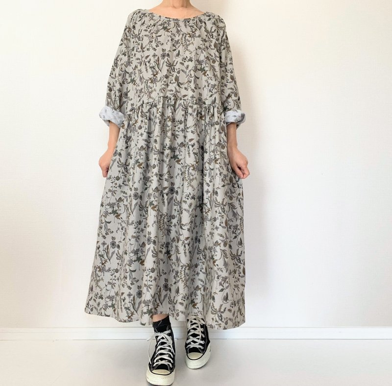 flower pattern　Dandelion　one-piece dress 　long sleeves　cotton　light gray - ชุดเดรส - ผ้าฝ้าย/ผ้าลินิน สีเทา