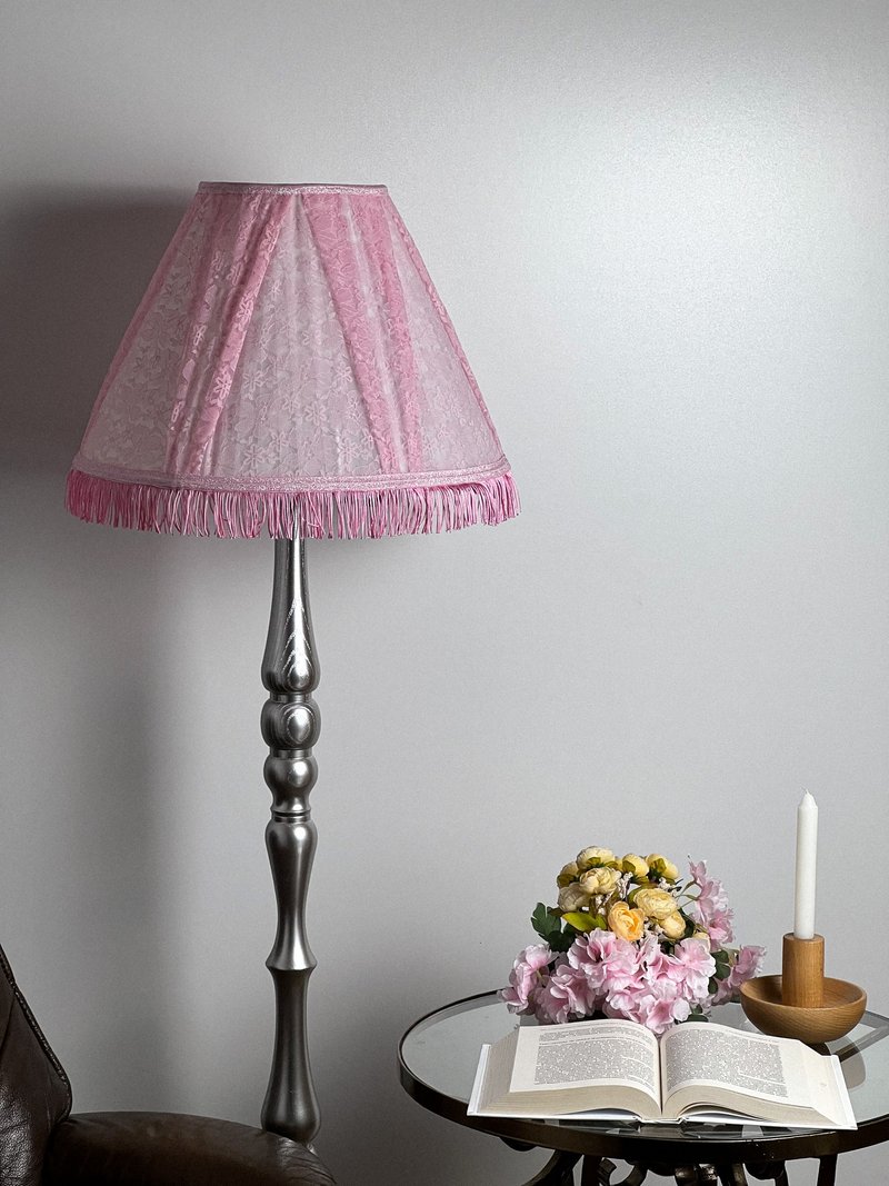 Victorian lampshade pink guipure with fringe - โคมไฟ - วัสดุอื่นๆ สึชมพู