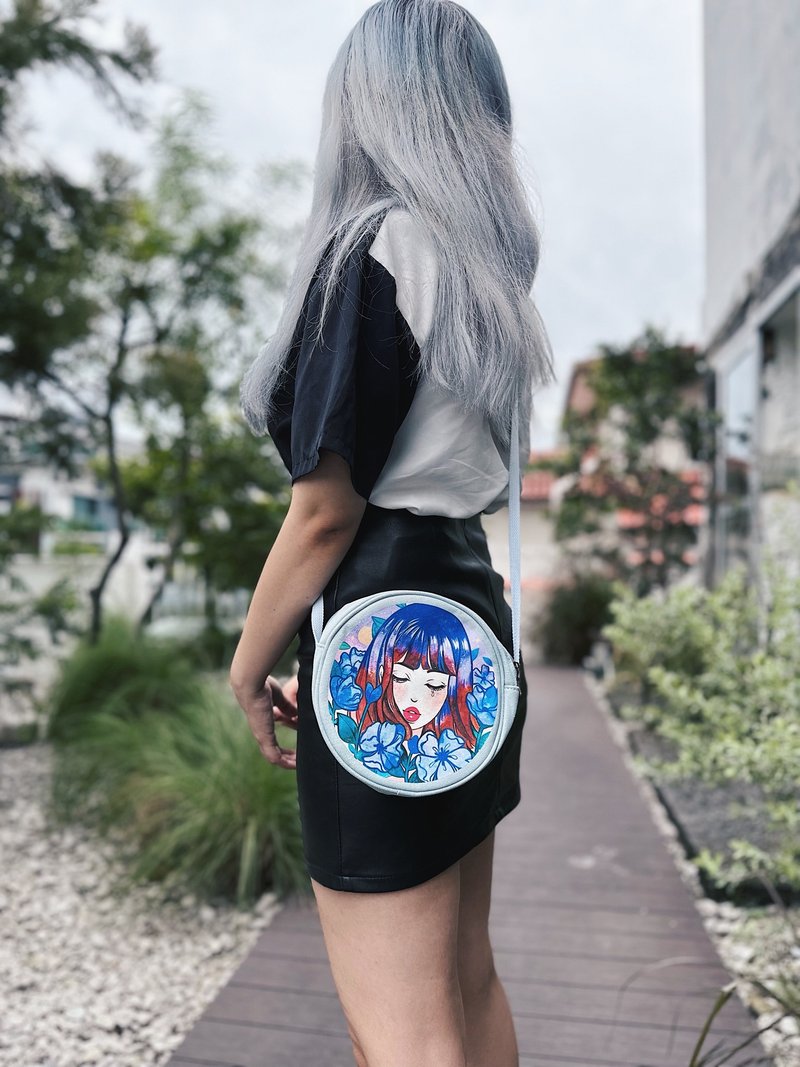 Moon Flower Light Blue Round Bag - กระเป๋าแมสเซนเจอร์ - ผ้าฝ้าย/ผ้าลินิน หลากหลายสี