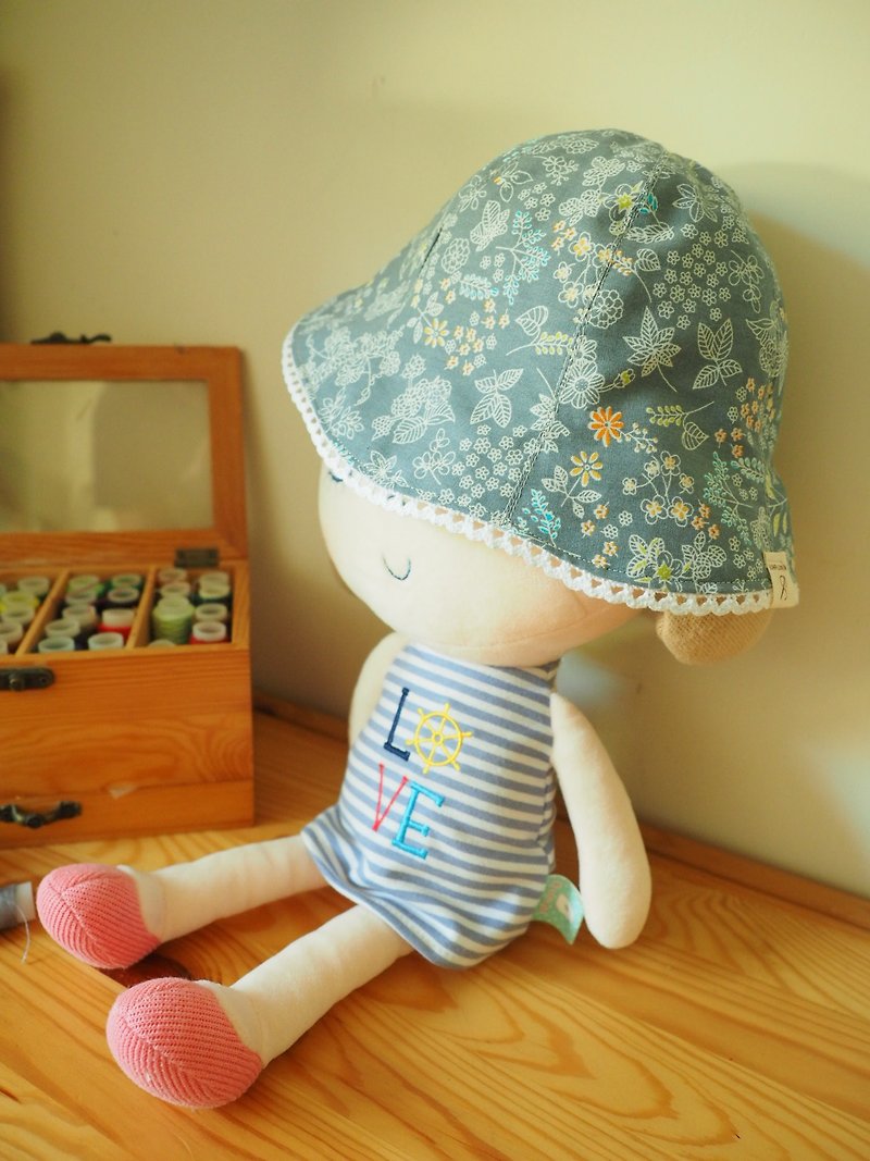 Handmade Reversible Sun Protection Hat Blue Floral pattern - หมวก - ผ้าฝ้าย/ผ้าลินิน สีน้ำเงิน