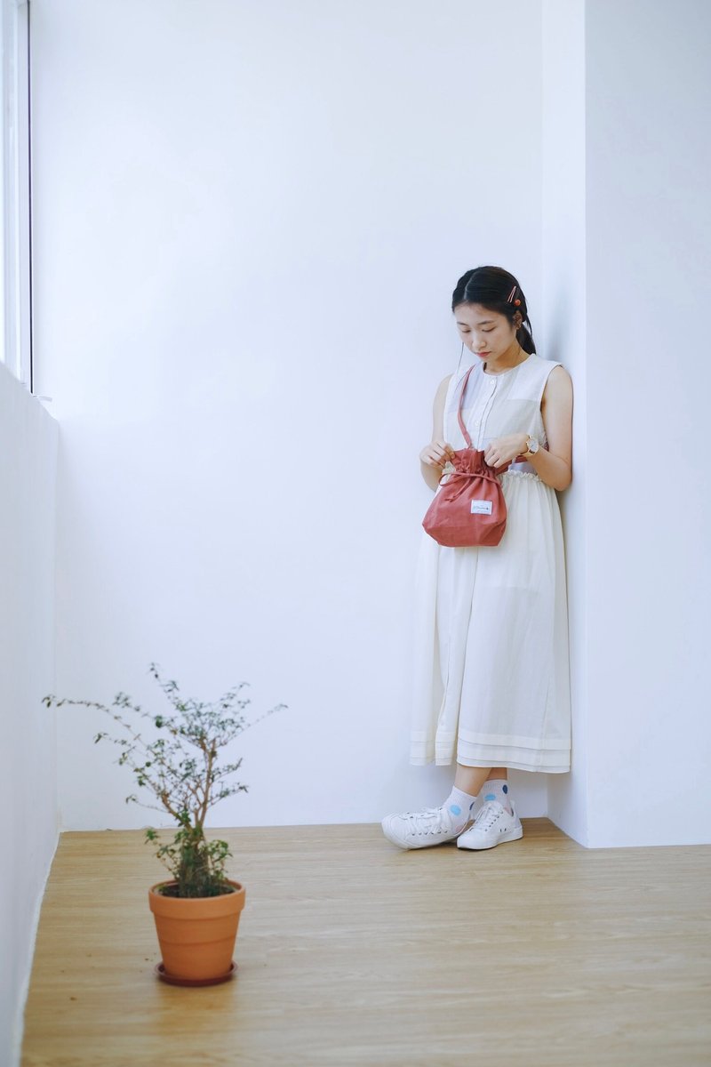 \ 出走吧 / 迷你飯團束口斜背包 (梅紅色) / 815a.m - 側背包/斜背包 - 棉．麻 