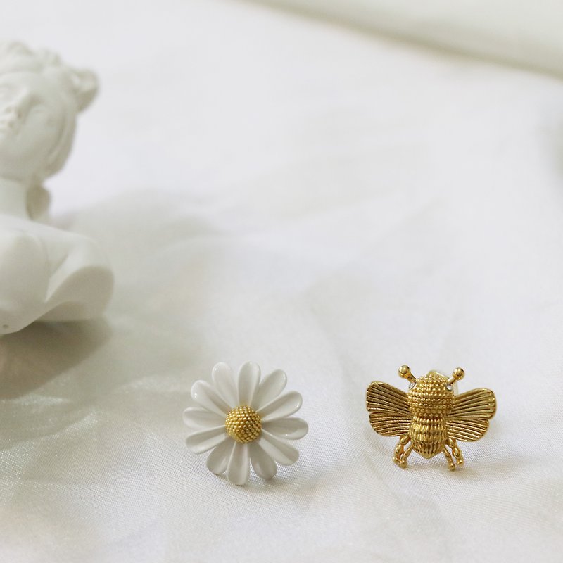 不對稱 蜜蜂小雛菊耳環 - 耳環/耳夾 - 其他金屬 金色
