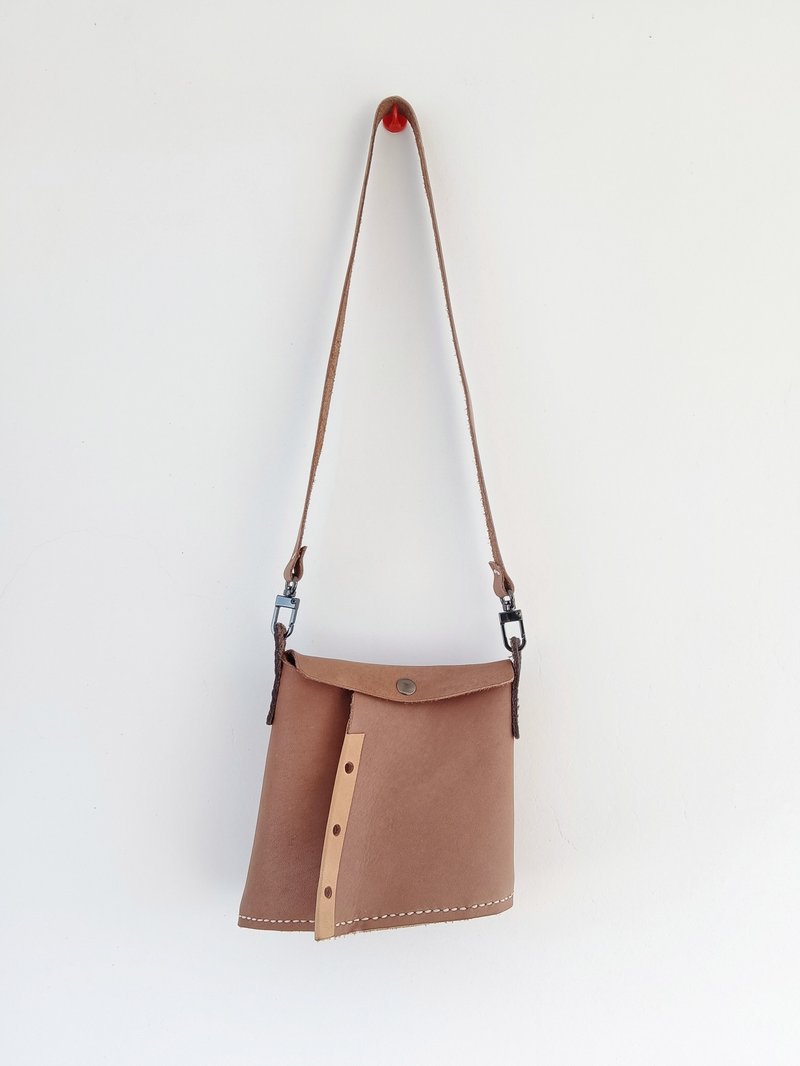 Handmade leather side backpack, can also be used as a waist bag - กระเป๋าแมสเซนเจอร์ - หนังแท้ 