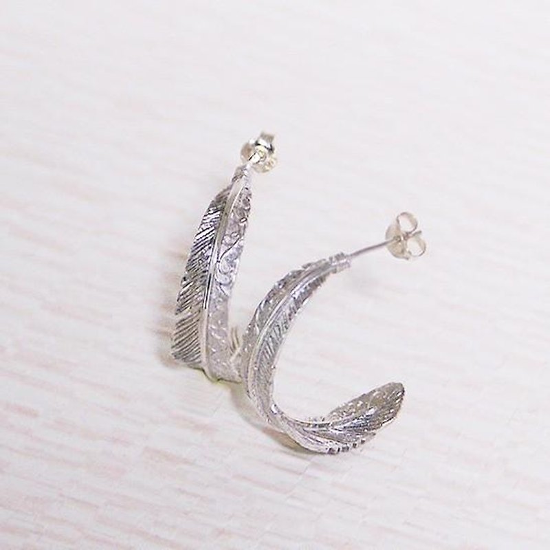 Arabesque and feather hoop earrings - ต่างหู - โลหะ สีเงิน