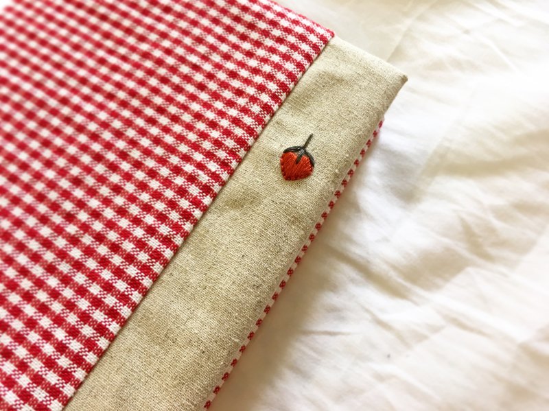 盛夏的果實  手工刺繡  可調節式書衣 A5 厚度可調 - 書衣/書套 - 棉．麻 紅色