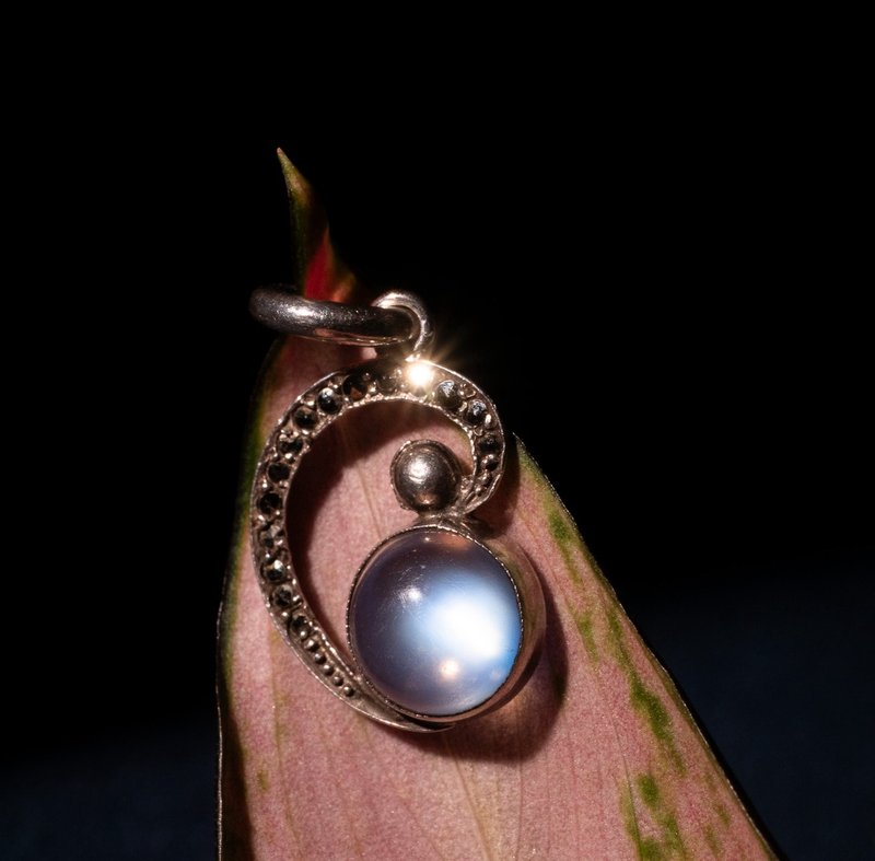 1890s British Art Nouveau moonstone swirling sterling silver pendant NN034_2412 - สร้อยคอ - เงินแท้ สีน้ำเงิน