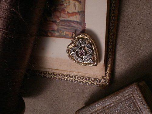 鑲珹古董珠寶 1890s 英國維多利亞時期 立體花草紋飾 心型相片墜