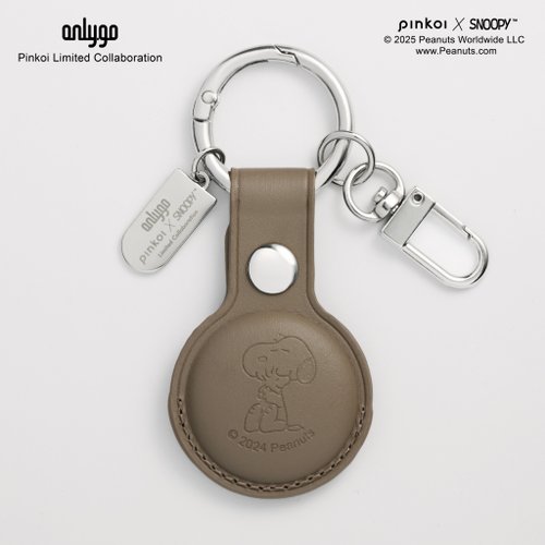 Onlygo 昂裡生活創意 【Pinkoi x SNOOPY】AirTag 皮革鑰匙圈(暖灰) - 摯友相伴 SNOOPY