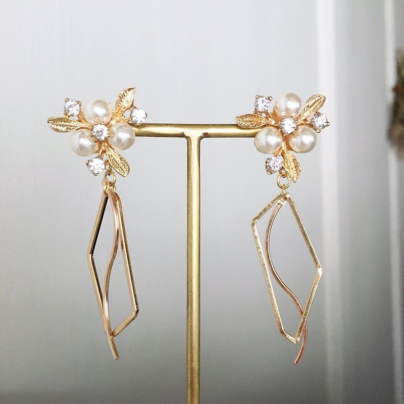 Gold pearl flower with waving earrings vol.2 - ต่างหู - เครื่องประดับ สีทอง