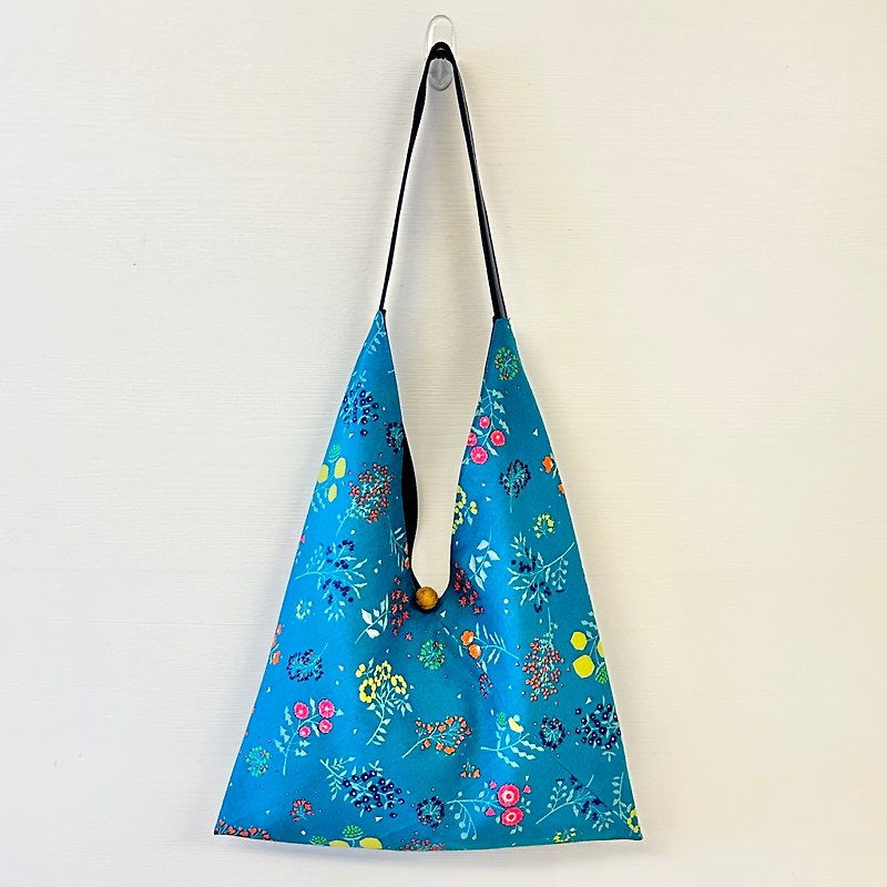 2024 new in stock/Japanese rice dumpling-shaped side backpack/large size/blue flower sea - กระเป๋าแมสเซนเจอร์ - ผ้าฝ้าย/ผ้าลินิน สีน้ำเงิน