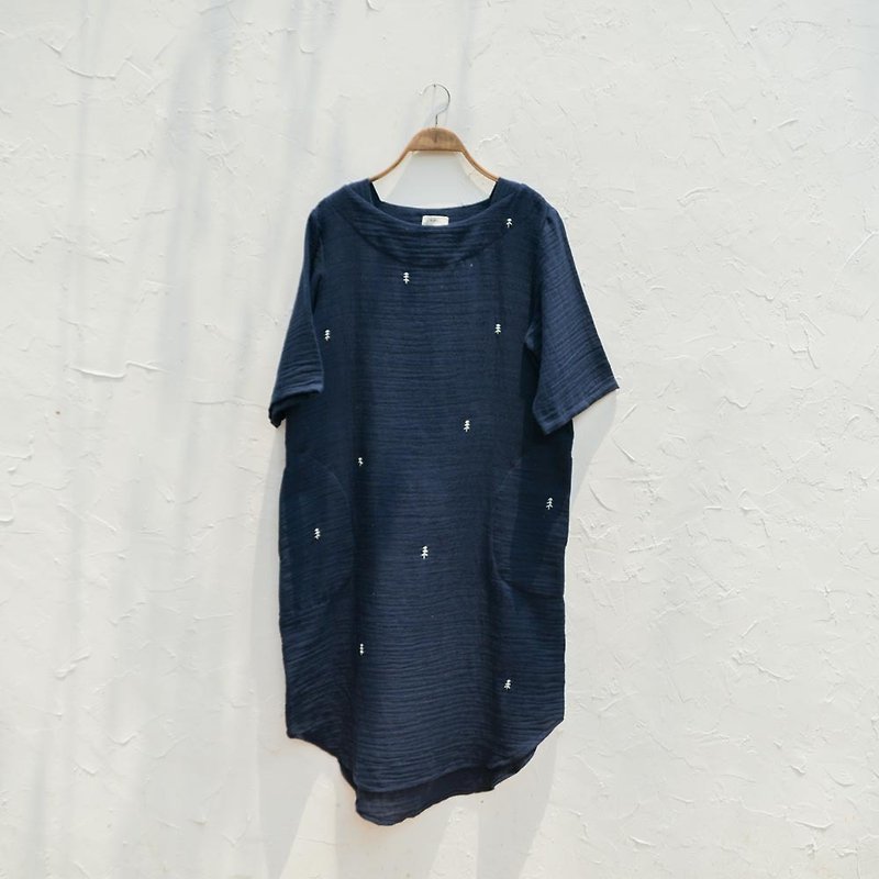 another Kiki dress | Pine Tree Hand Embroidery | Indigo Natural Dyed - 連身裙 - 棉．麻 藍色
