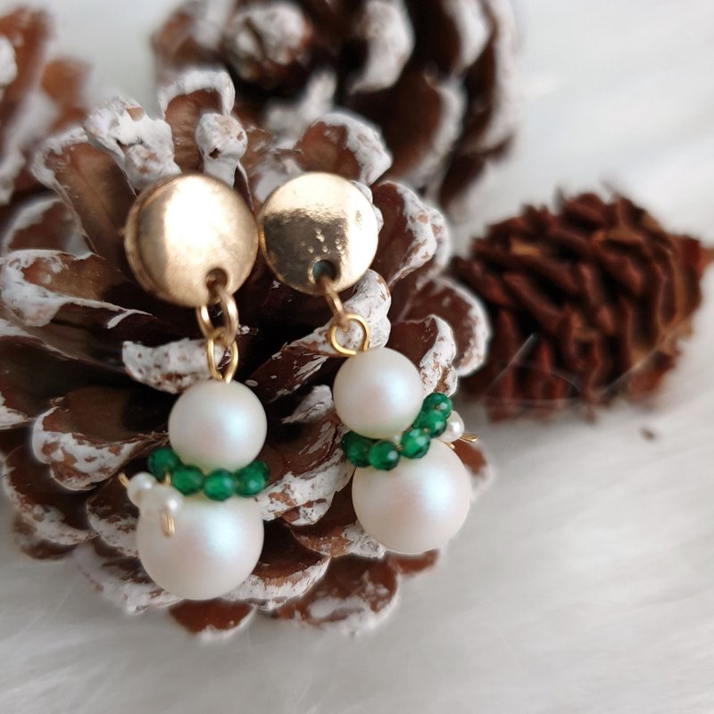 Meet the Little Snowman in the Forest - Clip Earrings Needle Earrings - Christmas Pearl Crystal - ต่างหู - โลหะ สีเขียว