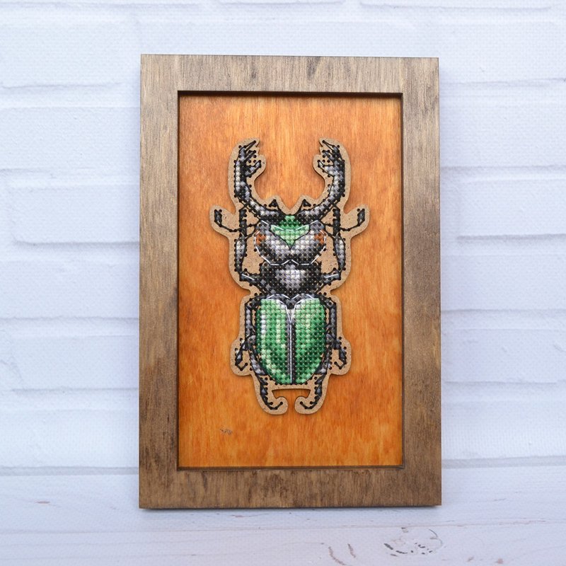 Hand embroidery Green beetle, Finished and framed insects art, Wall decor - ตกแต่งผนัง - ไม้ สีเขียว