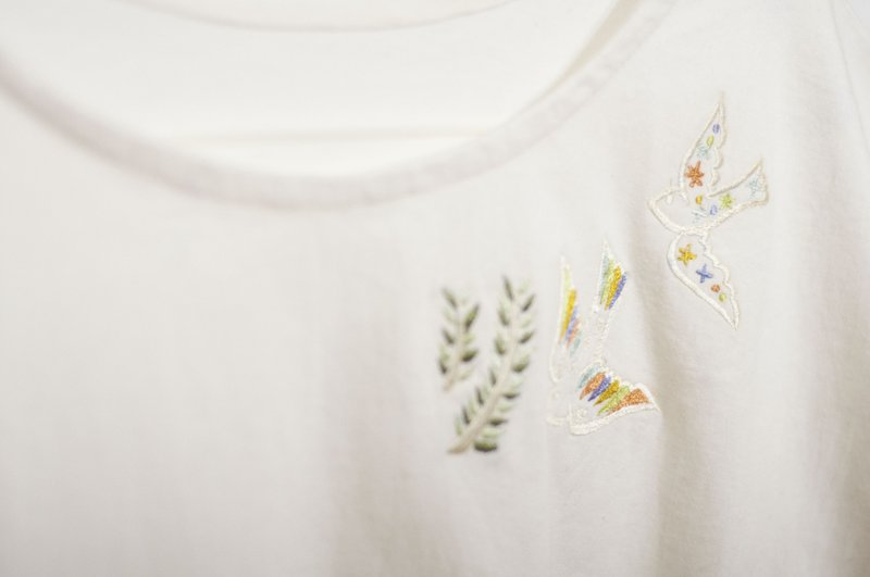 Cotton Top / Embroidered Short Sleeve Top / Bohemian Embroidery Tee / ethnic tops - Nordic Birds - เสื้อยืดผู้หญิง - ผ้าฝ้าย/ผ้าลินิน ขาว