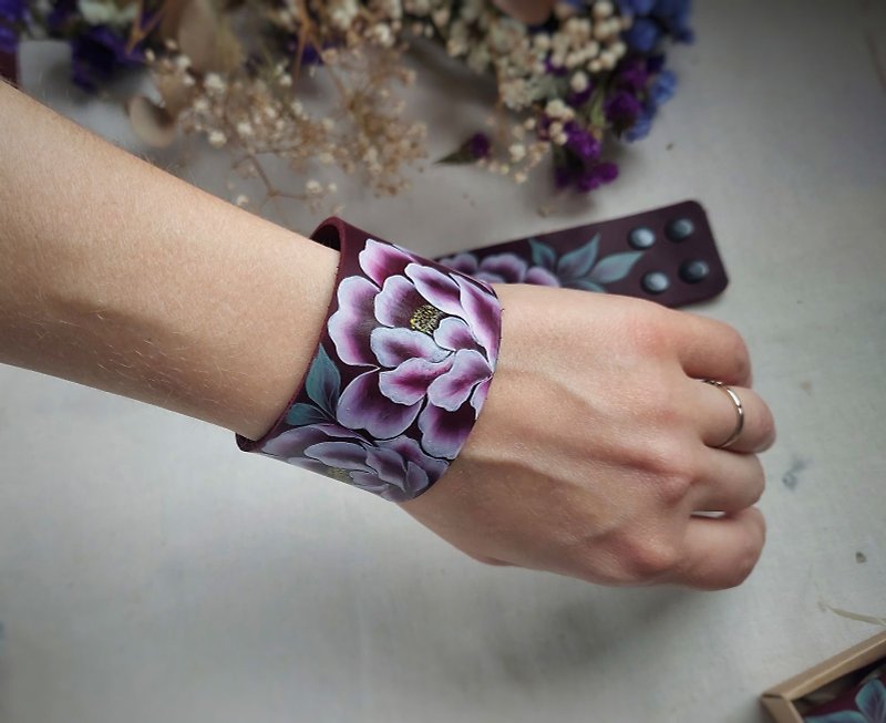 Burgundy leather bracelet women Custom bracelet Floral ethnic bracelet - 手鍊/手鐲 - 真皮 紫色