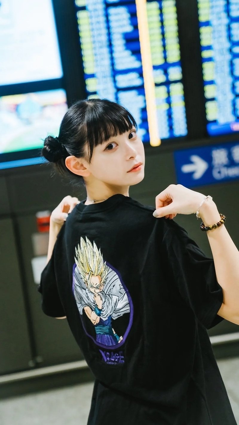 【XRAGE X 七龍珠Dragon Ball Z聯名】悟飯刺繡短T - T 恤 - 棉．麻 黑色